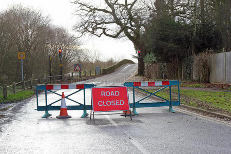 道路封闭标志和障碍物.照片