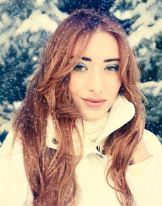 美丽金发女郎的冬季肖像