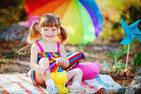 在绿色夏日公园户外玩耍的可爱小女孩