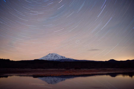 攀登 岩石 自然 公司 凝视 午夜 傍晚 天空 闲暇 森林