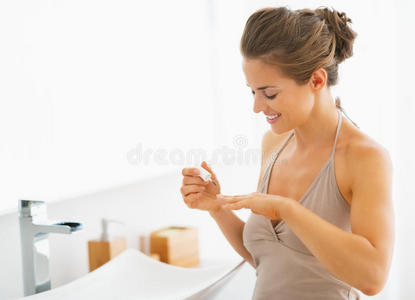 女青年在浴室涂指甲油