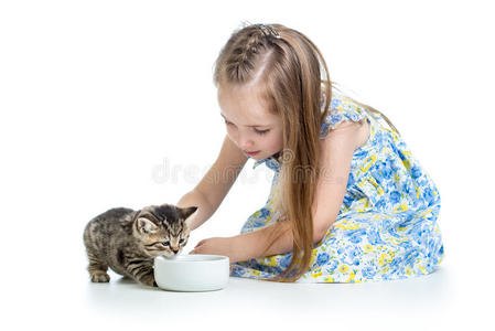 选择性对焦护理她的小猫猫小女孩和小猫分享牛奶
