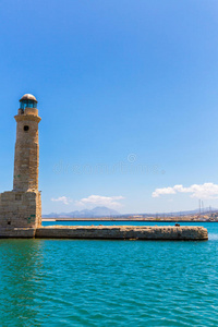 港口的旧威尼斯灯塔。希腊雷特海姆诺