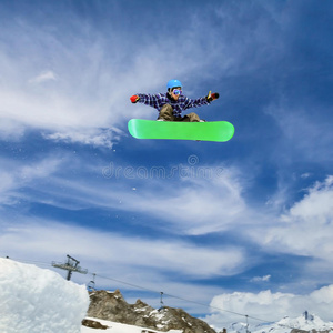 天空中的滑雪运动员