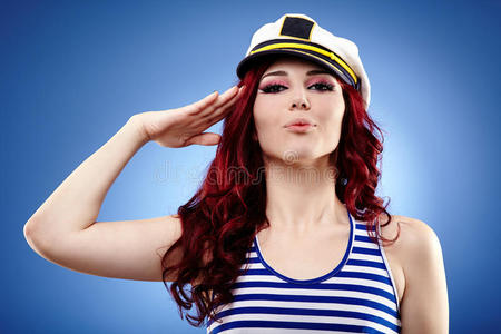 可爱的女水手敬礼