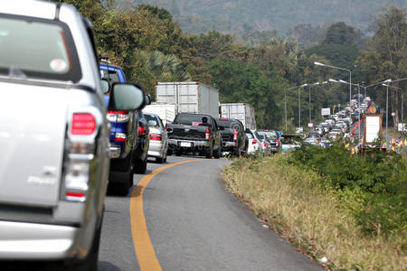 交通堵塞的汽车。