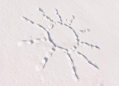 雪地上的足迹，阳光普照