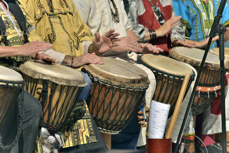 男人和家人一起玩djembe