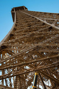 从一楼俯瞰宏伟的埃菲尔铁塔。在巴黎，法国