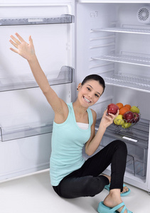 女人从冰箱里拿红苹果