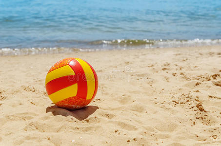 海边的沙滩上的球图片