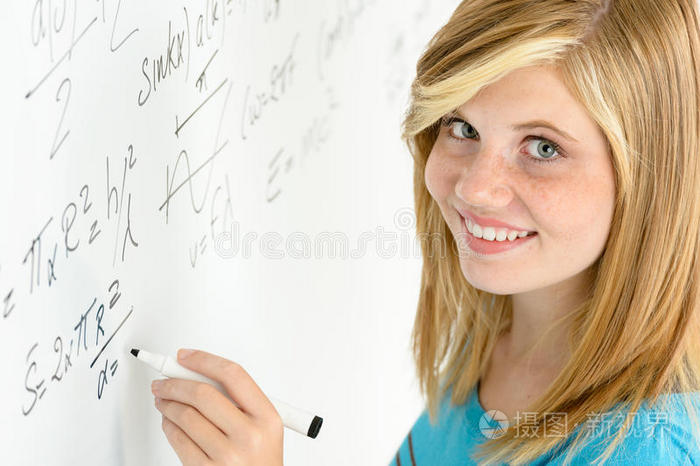 学生少女写数学白板