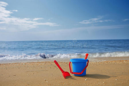 海滩上的蓝色水桶