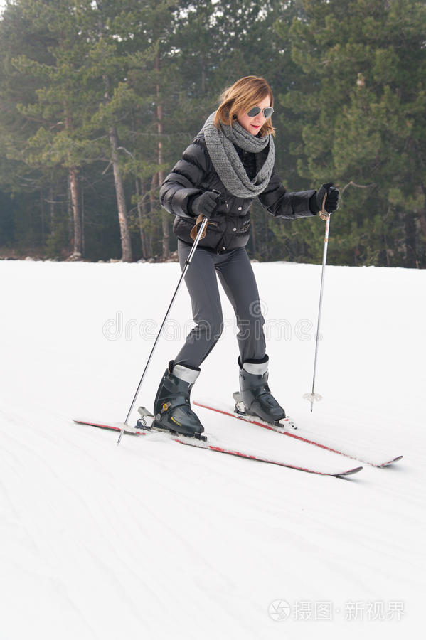 女孩滑雪