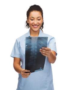 微笑的女医生或护士看x光片
