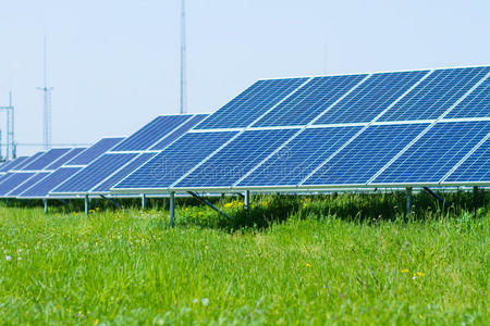 绿草上的太阳能电池板