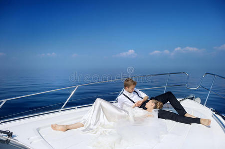 快乐的新郎新娘在游艇上