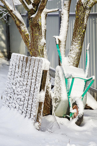 冬天雪带来的花园手推车