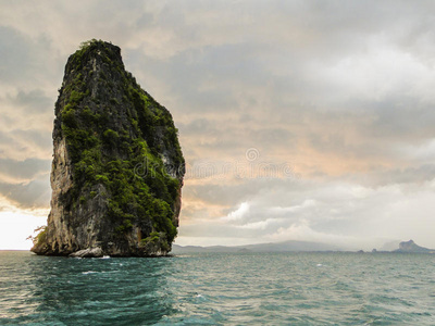 安达曼海的石灰岩。横向拍摄