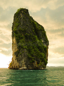 安达曼海的石灰岩。肖像照