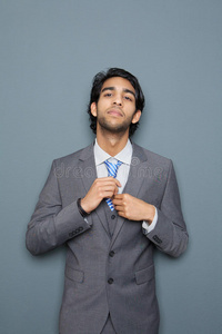 一个拿领带的年轻商人的特写照片