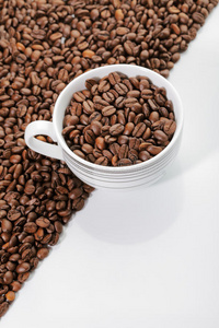 一杯咖啡豆斜放在咖啡豆边上的形状