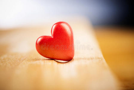 情人节木头上的一颗红心。