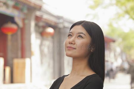 年轻女子微笑着抬起头来