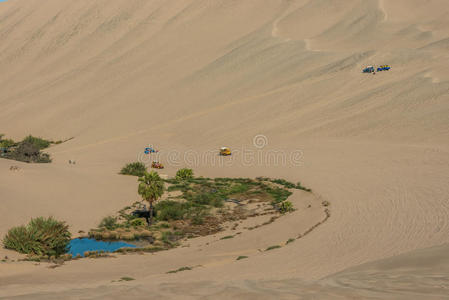 秘鲁伊卡海岸的游客沙丘马车