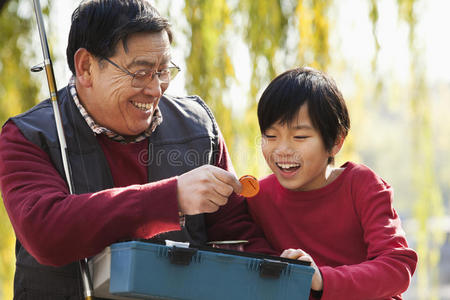 爷爷和孙子在看渔具盒