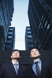 两个商人并肩站在户外，北京