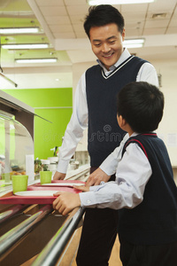 学校食堂师生交谈图片