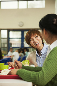 教师在学校食堂午餐时交谈