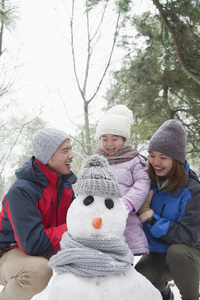 冬天在公园里堆雪人