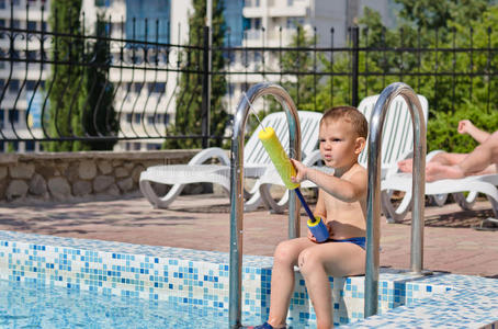 在游泳池里玩的小宝贝男孩图片
