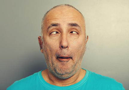 失信人蓝色t恤搞笑老人照片