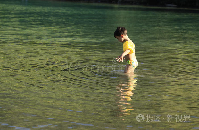 小男孩想在海里游泳照片-正版商用图片10b4vb-摄图新视界