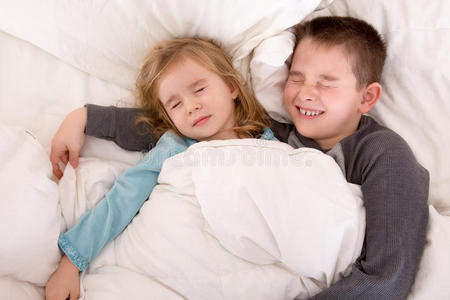 两个可爱的小孩睡在床上图片