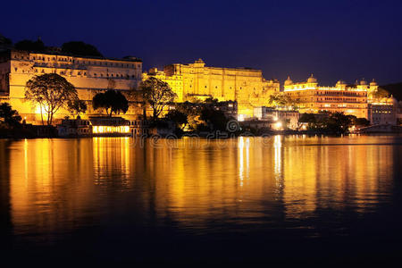 印度乌代普尔市夜间城市宫殿建筑群