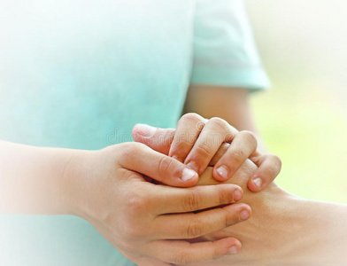 母液儿子握着母亲的手照片