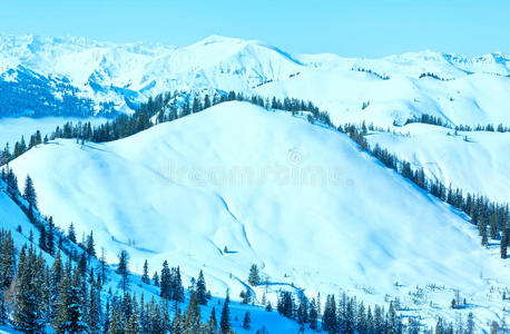 冬季多云山地景观