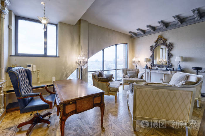 俄罗斯莫斯科地区客厅室内设计在新的豪华住宅.