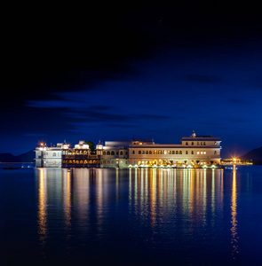 Pichola 湖和泰姬陵湖宫殿在夜间