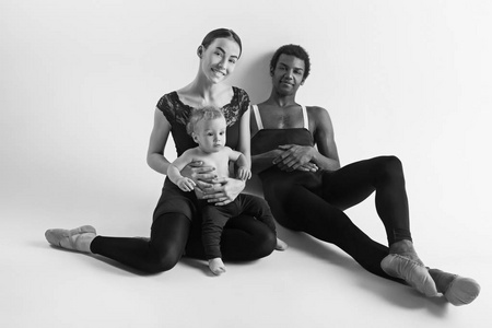 一个快乐的家庭芭蕾舞演员在白色工作室背景