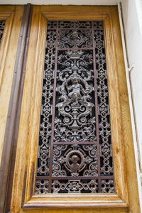 法国巴黎，2017年10月27日，传统的装饰装修了市中心老建筑的入口门。