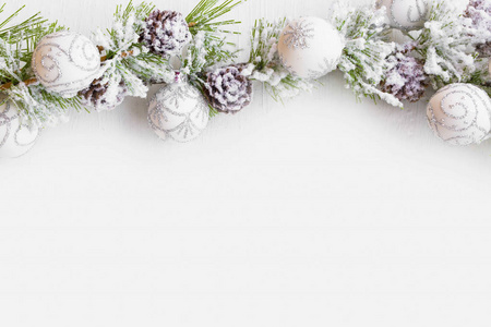 圣诞节框架与冷杉树分支与雪, 球装饰品