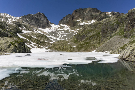 湖 Lac 勃朗峰 Mont blanc 的背景。阿尔卑斯山