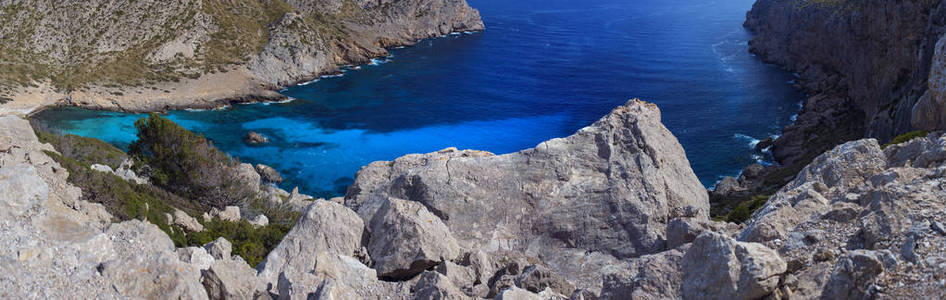 山谷中清澈湛蓝的湖水全景