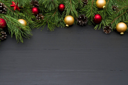 圣诞装饰, 花环框架概念背景, 在黑色木桌表面复制空间的顶部视图