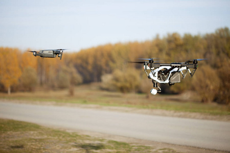 无人驾驶飞机四直升机用高分辨率数码相机上天空